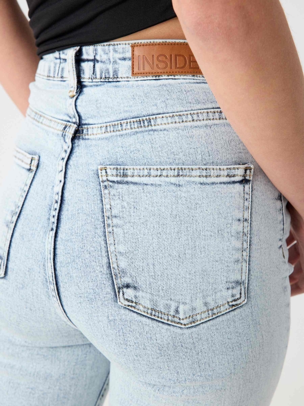 Jeans reto slim branqueado azul/branco vista detalhe