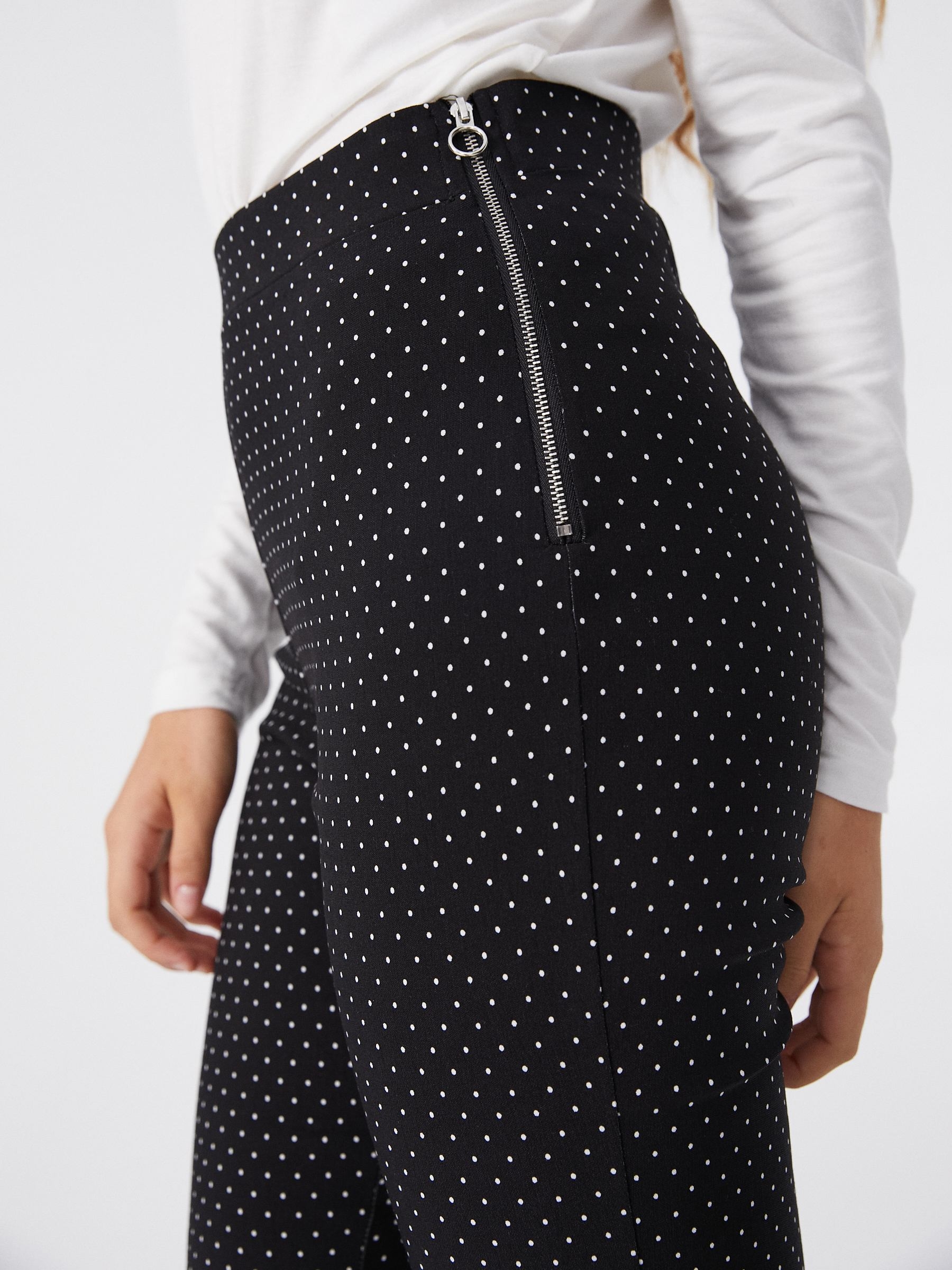 Pantalón elástico con cremallera negro