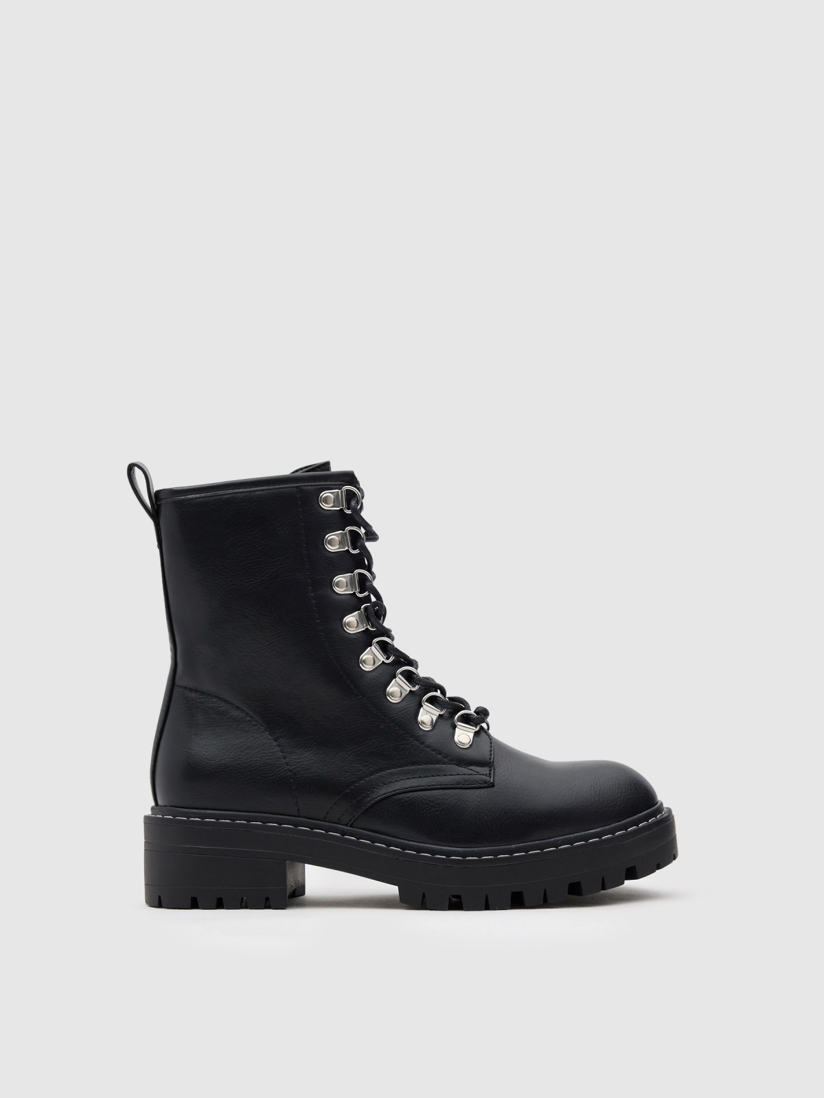 Botas com plataforma e cordões preto