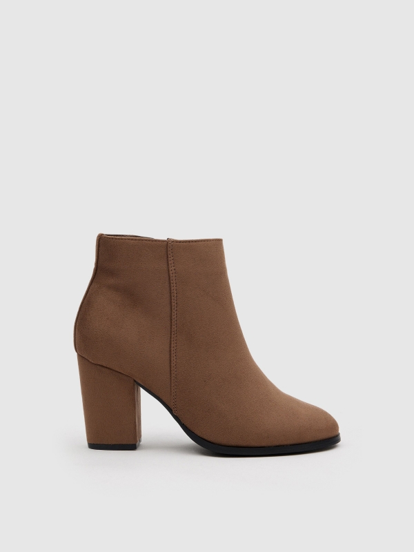 Botins marrom com salto bege Botins marrom com salto bege