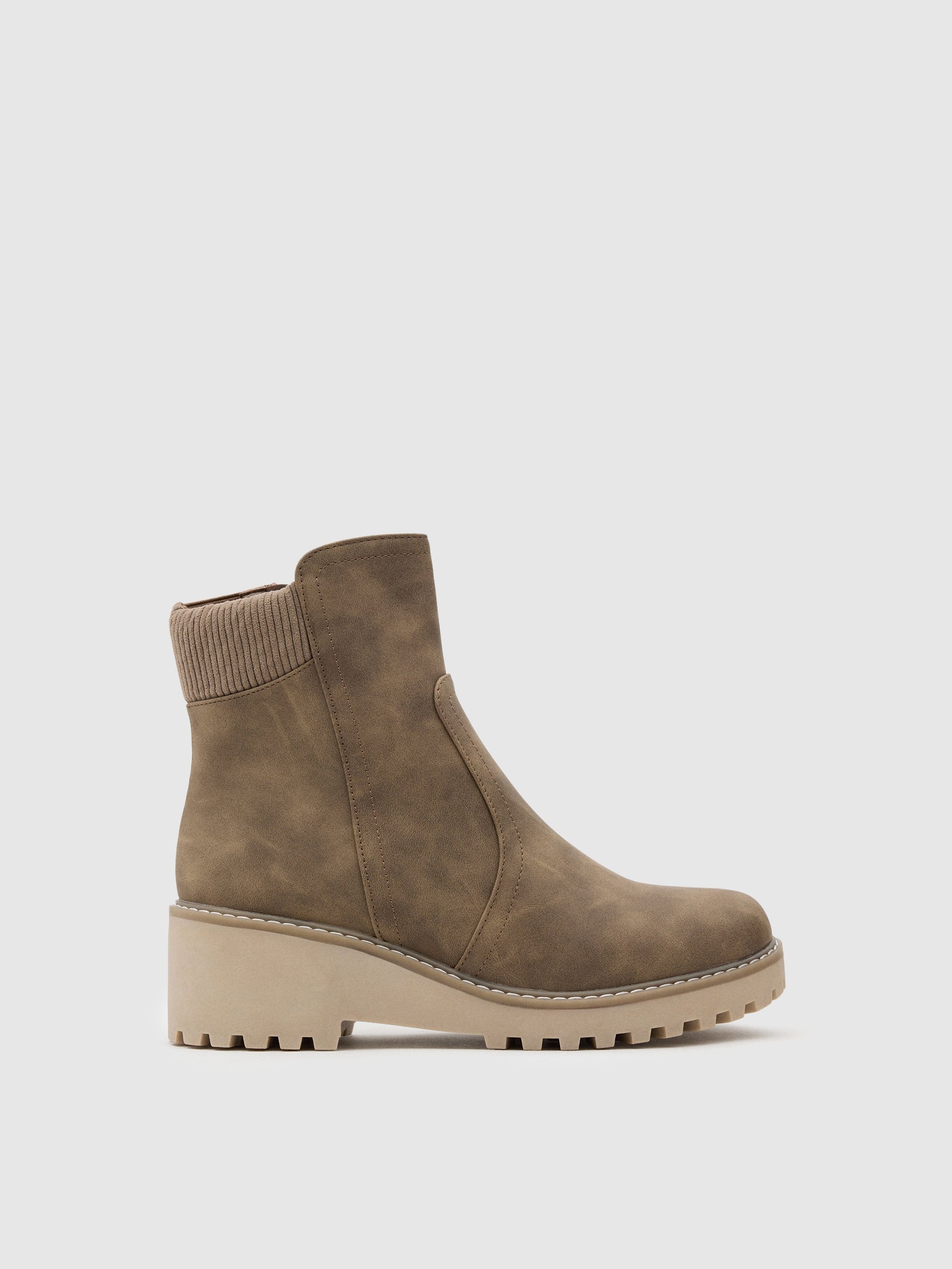 Botas de cunha combinadas marrom