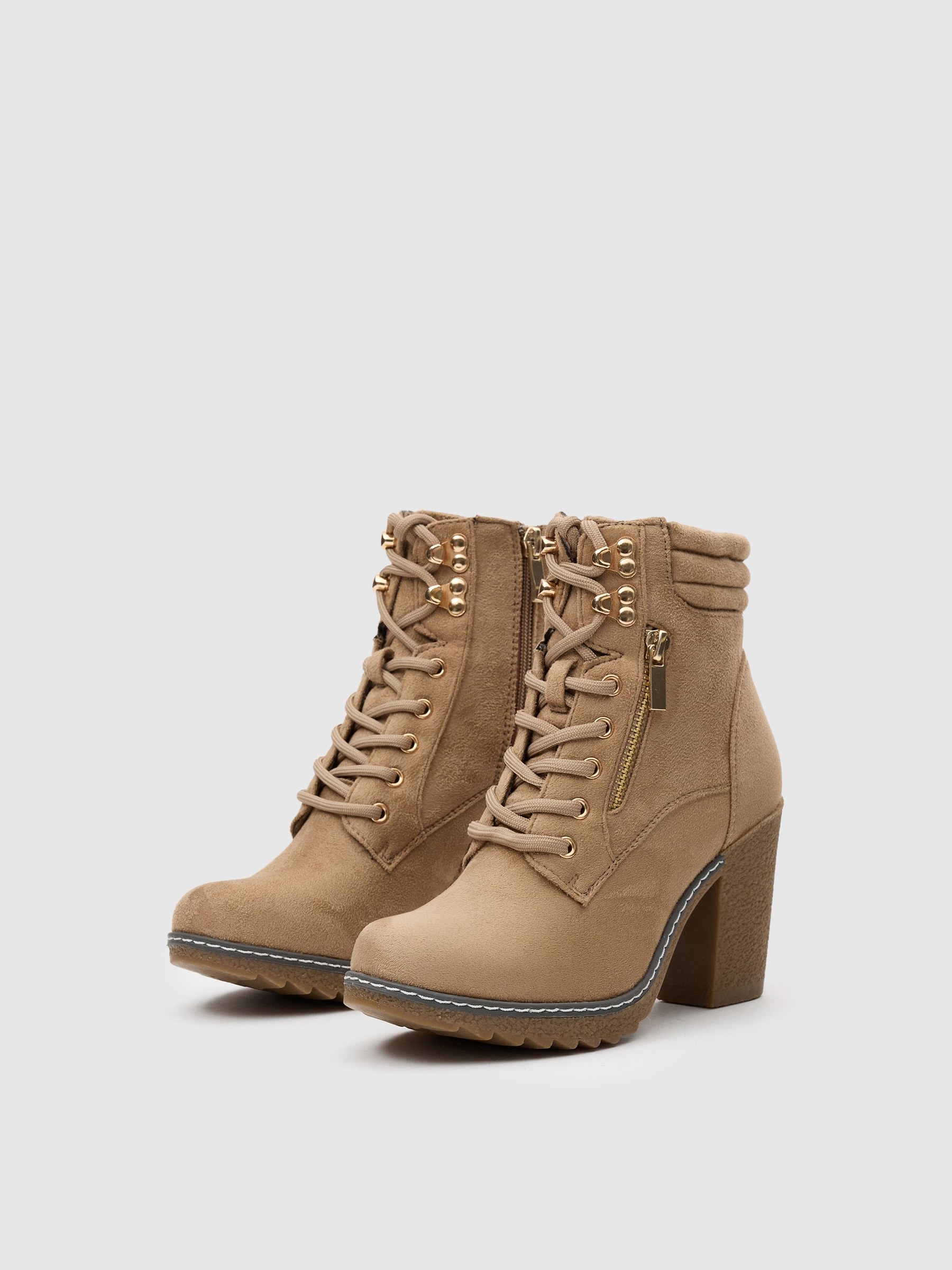 Botines con cuello y cremallera