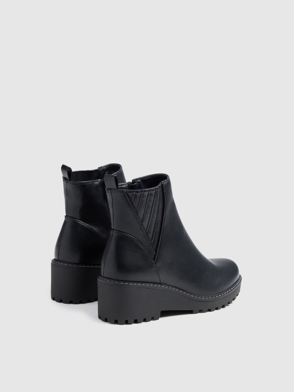 Botas de cunha em couro sintético preto vista frontal 45º