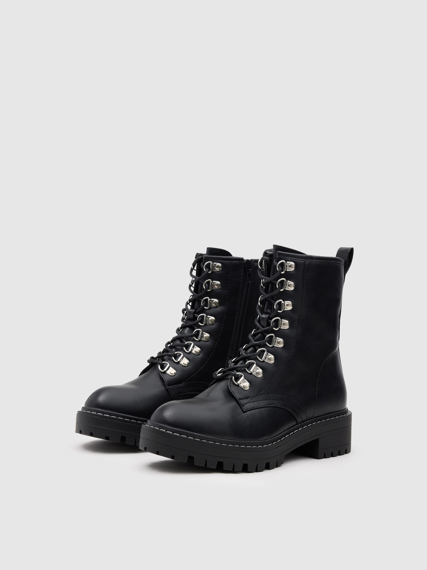 Botas com plataforma e cordões preto