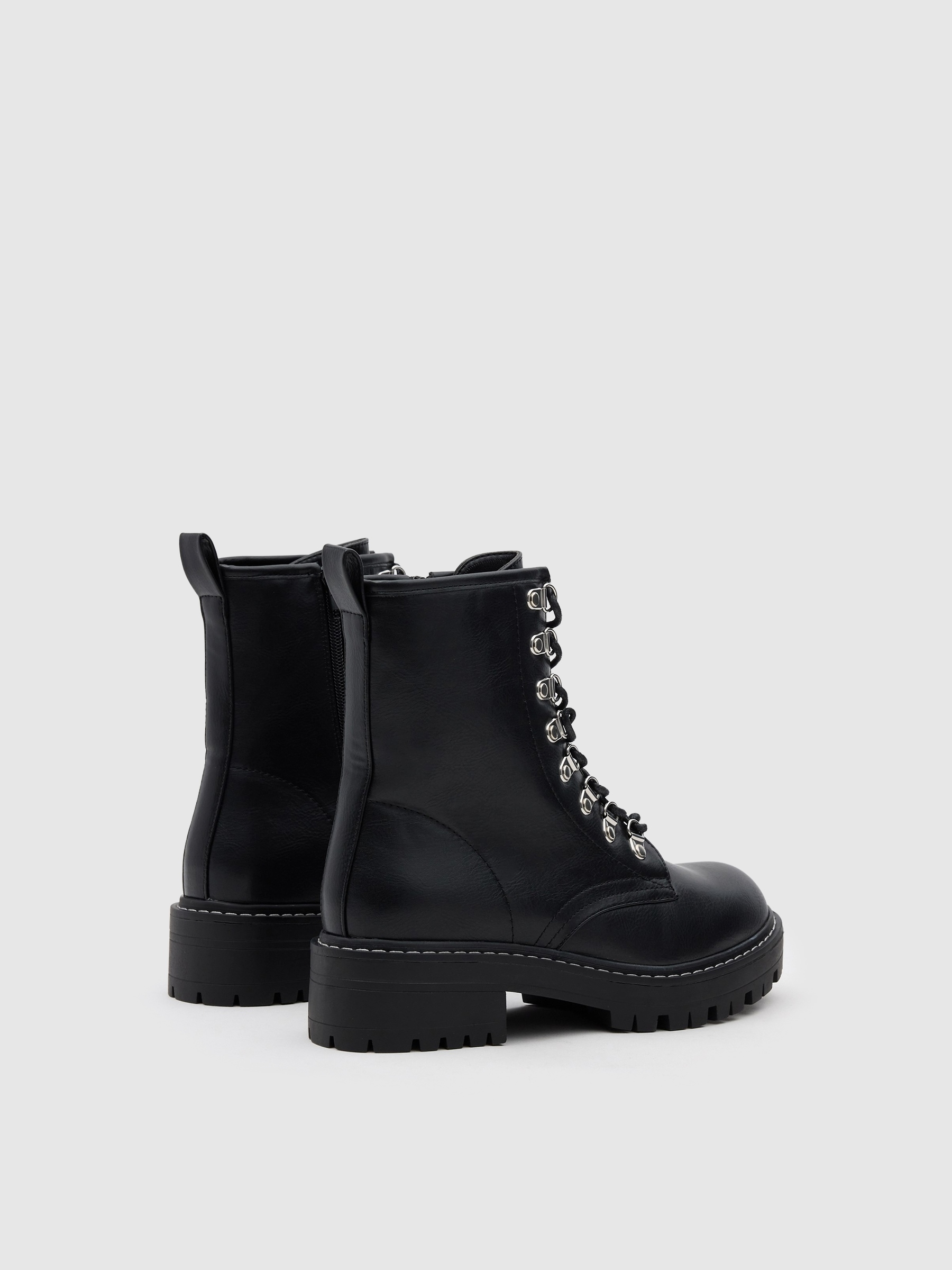 Botas com plataforma e cordões preto