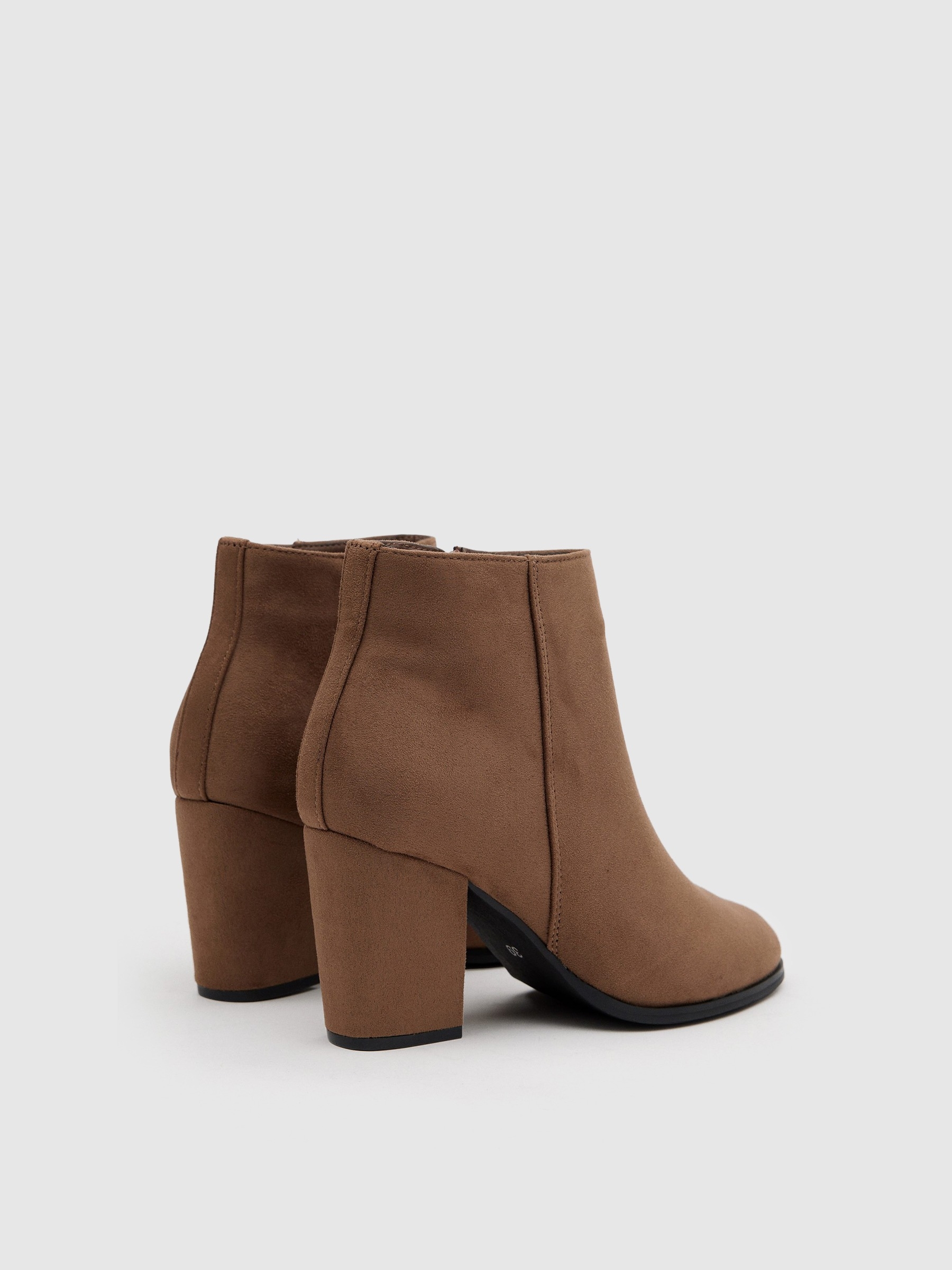 Brown ankle boot with heel beige