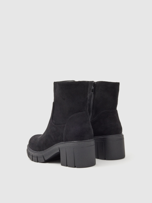 Botines de polipiel con tacón negro vista trasera 45º Botines de polipiel con tacón negro vista trasera 45º