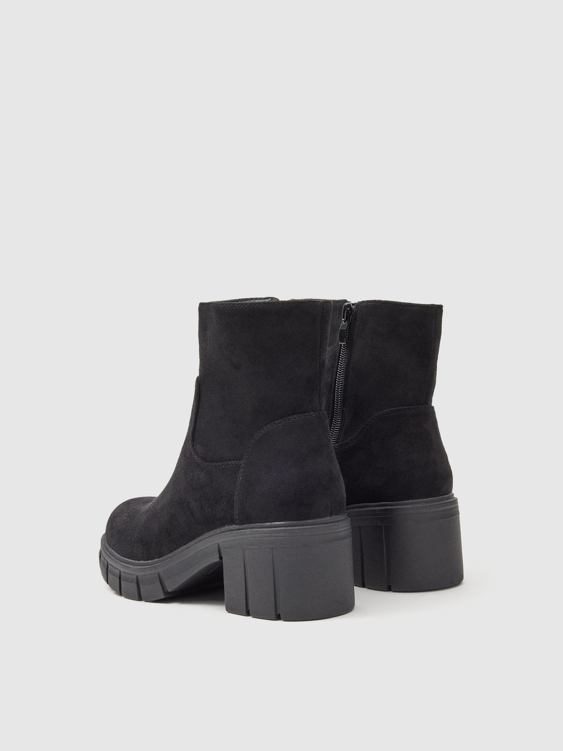 Botins de couro sintético com salto preto