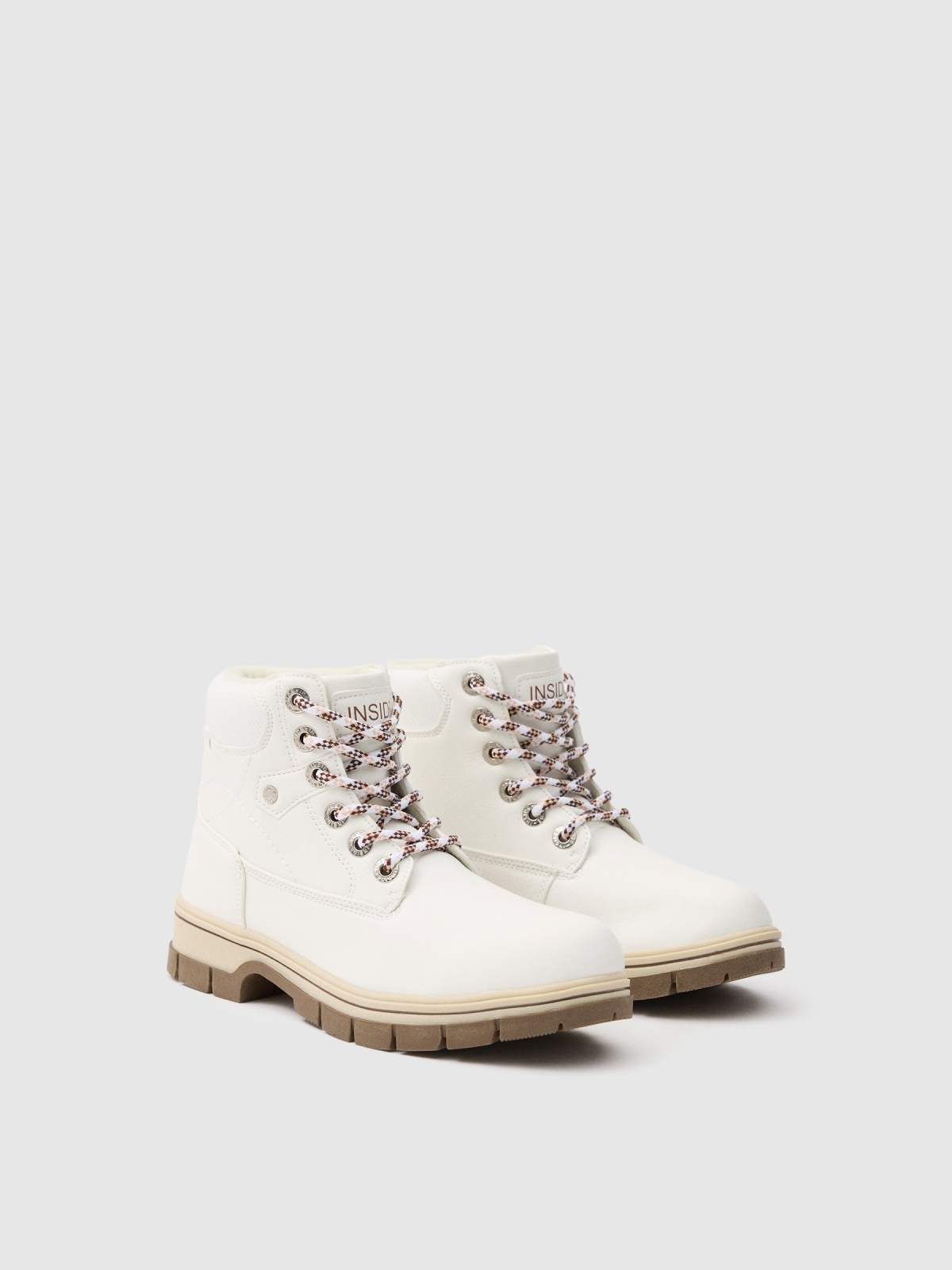 Bota de alpinismo com plataforma branco vista frontal 45º