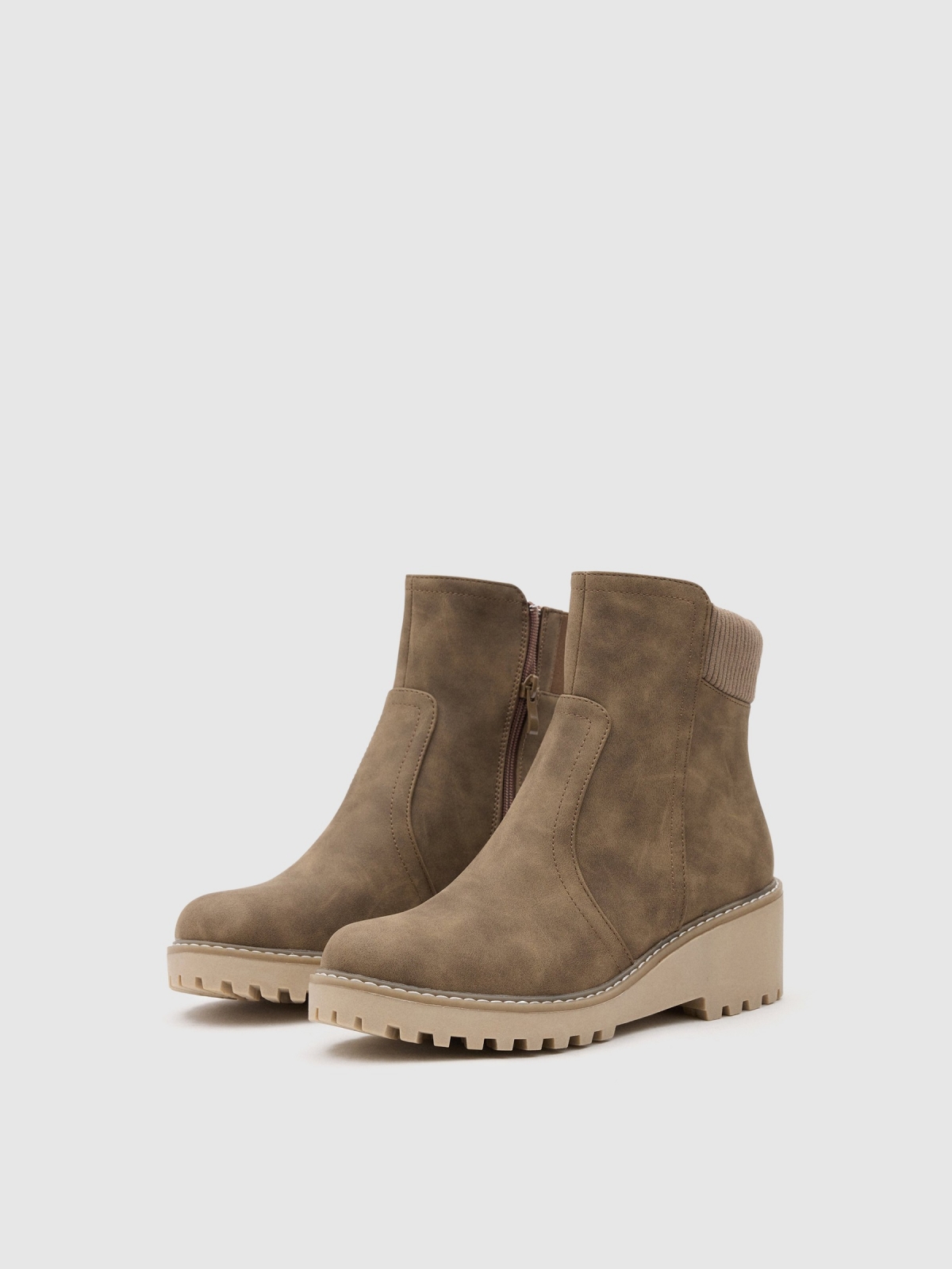 Botas de cunha combinadas marrom vista frontal 45º