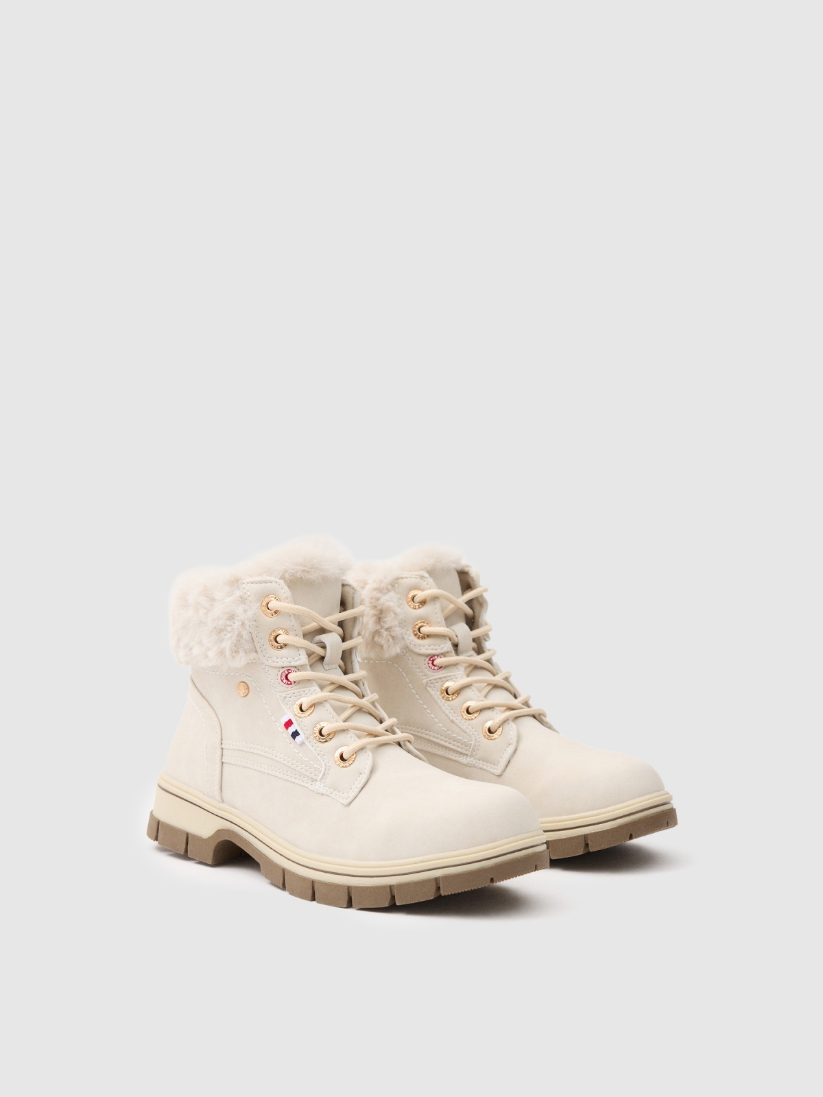 Bota de alpinismo com gola de pele bege vista frontal 45º