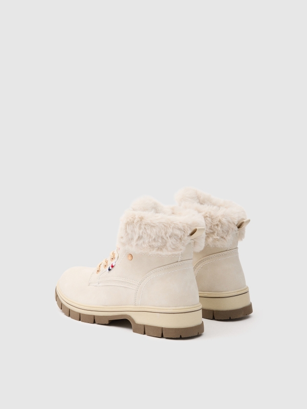 Bota montañera con cuello de pelo beige vista trasera 45º
