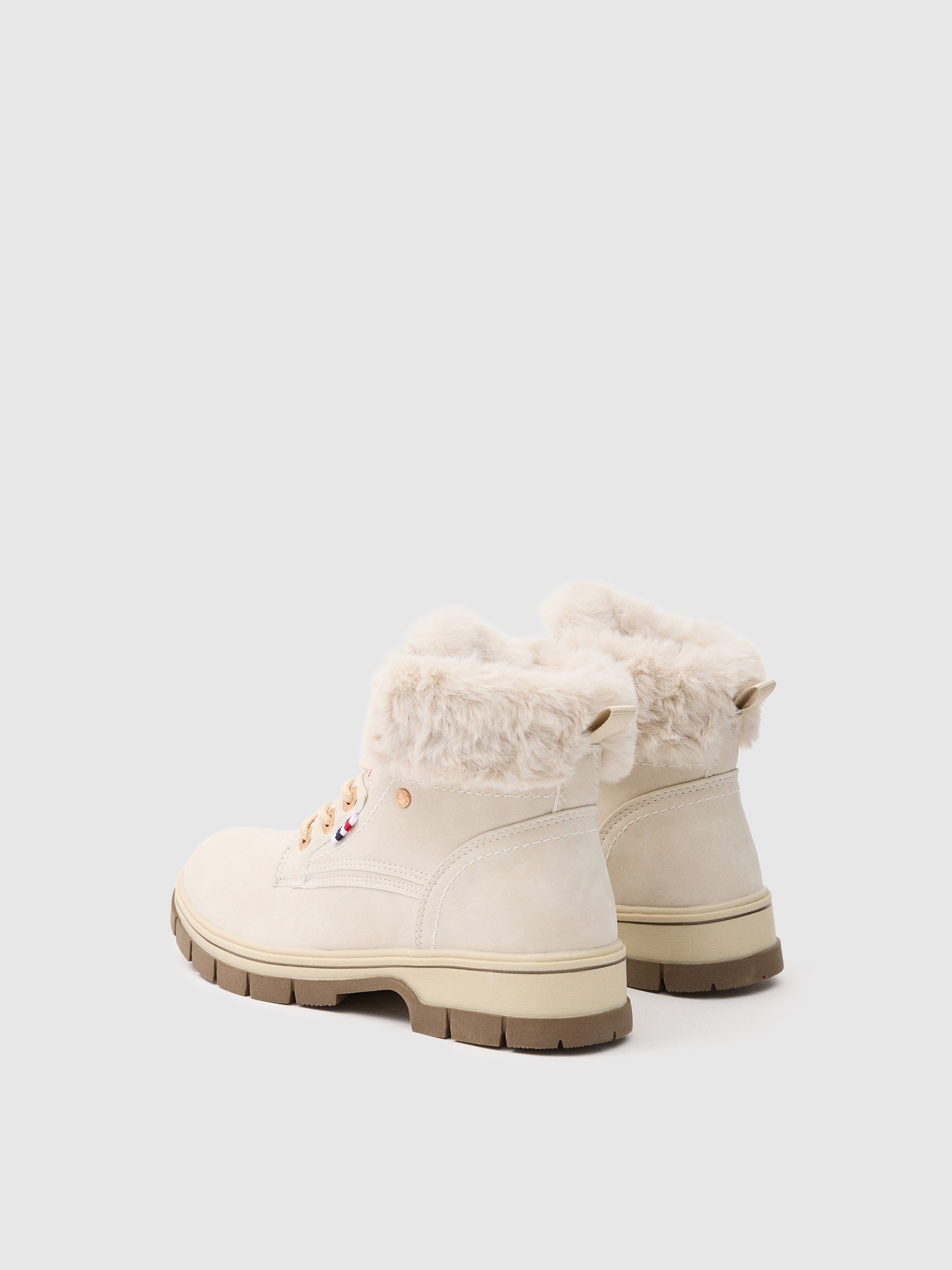 Bota de alpinismo com gola de pele bege