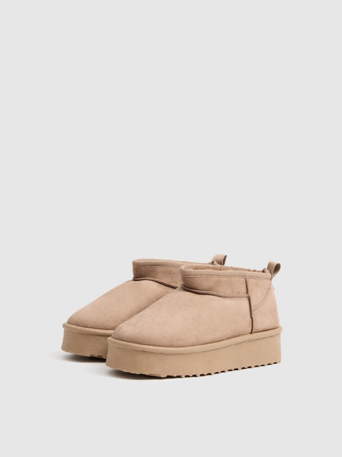 Low ankle boots with brown fur lining sand 45º front view