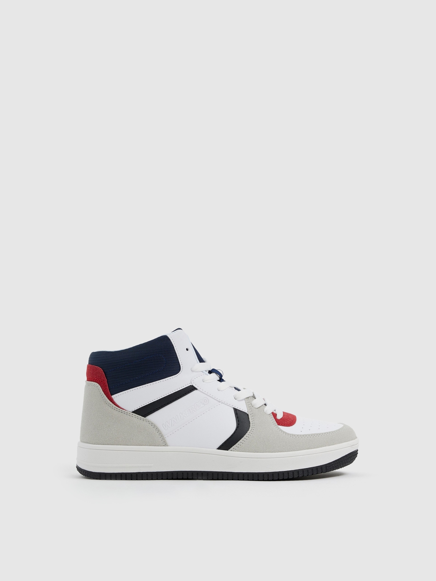 Bota esportiva com várias peças branco