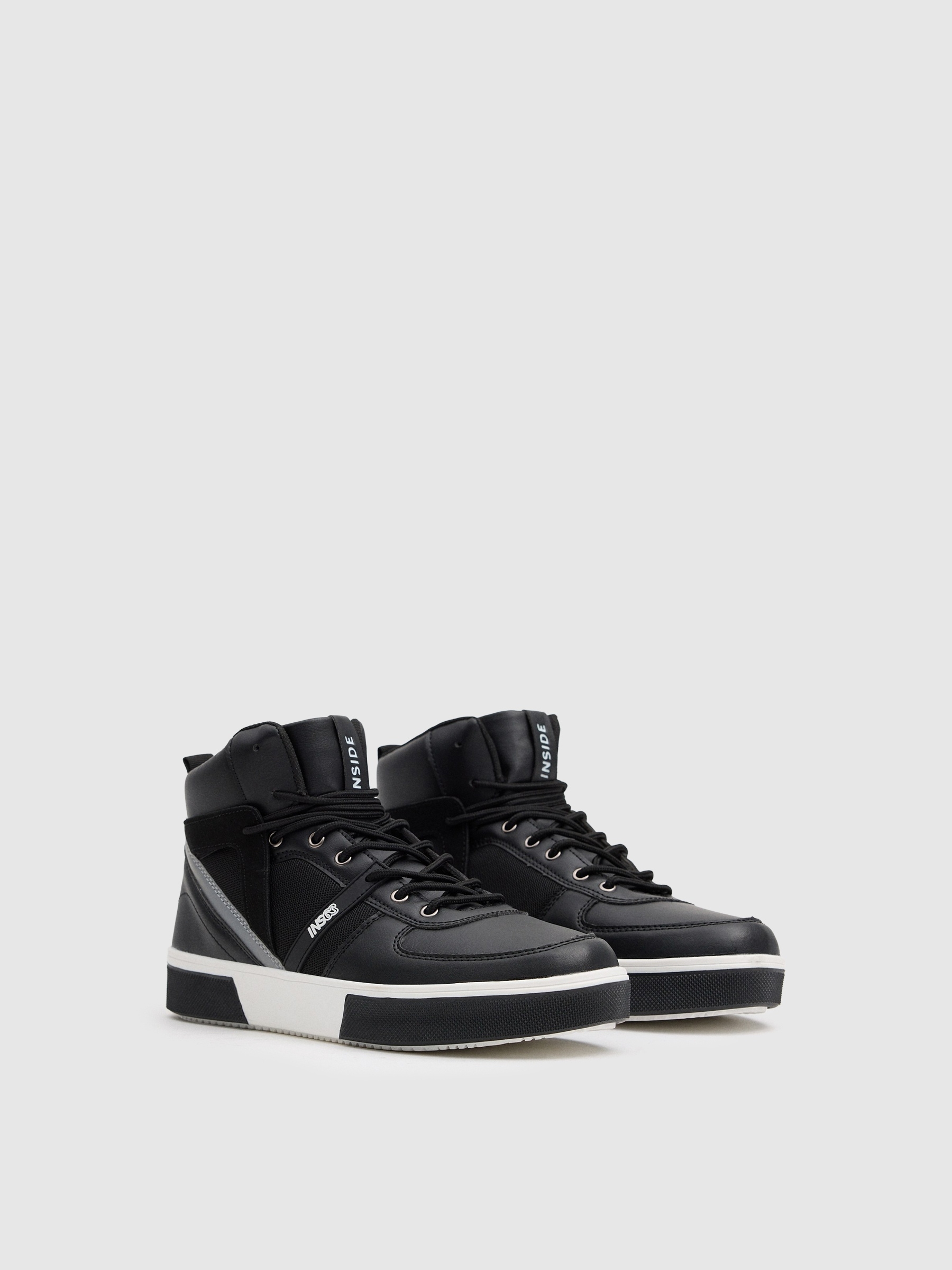 Bota deportiva efecto piel negra negro