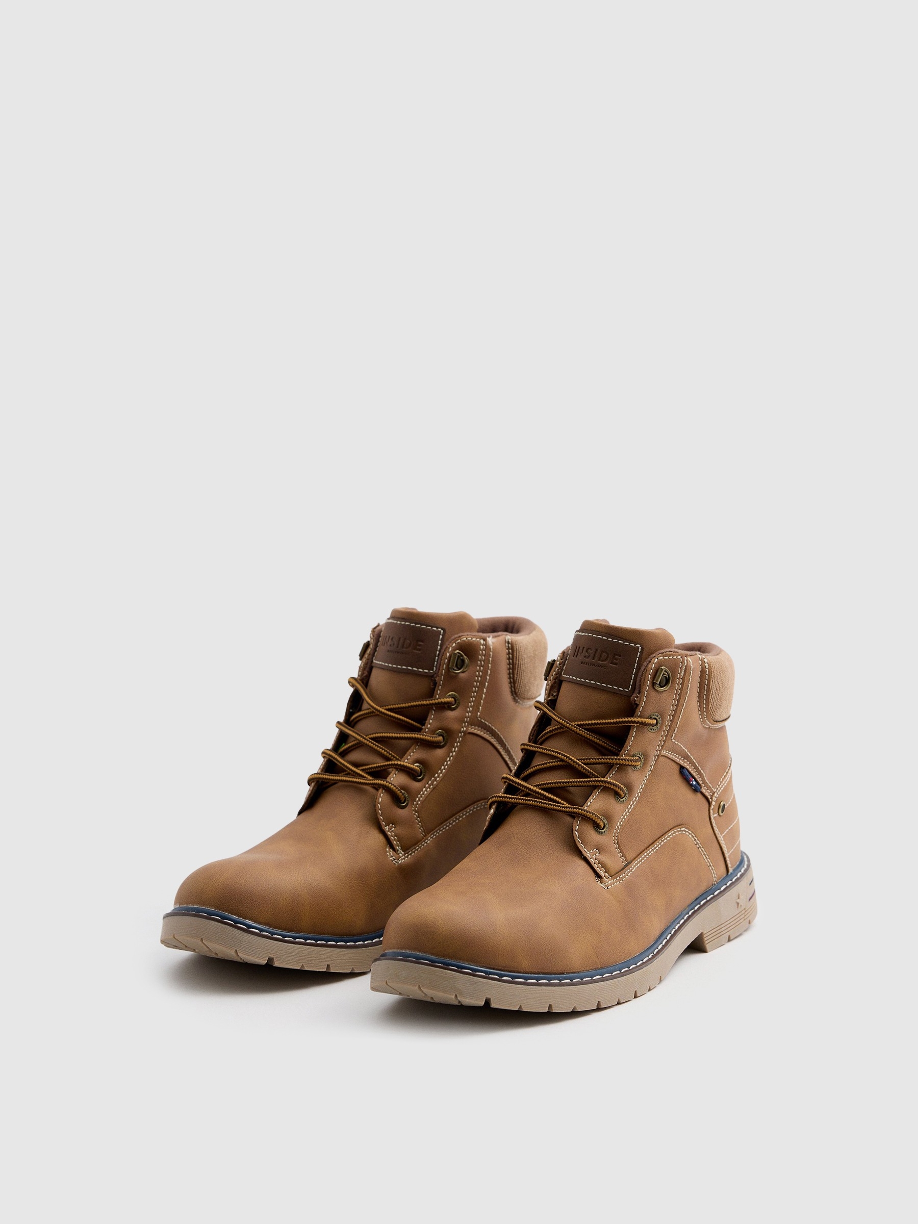 Bota marrom com gola combinada canela