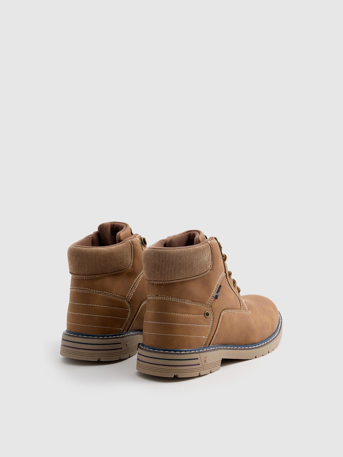 Bota marrón cuello combinado canela vista trasera 45º