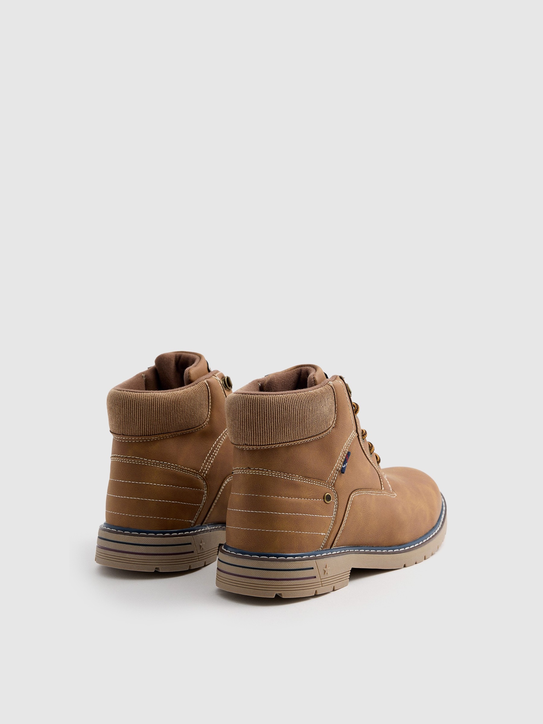 Bota marrón cuello combinado canela