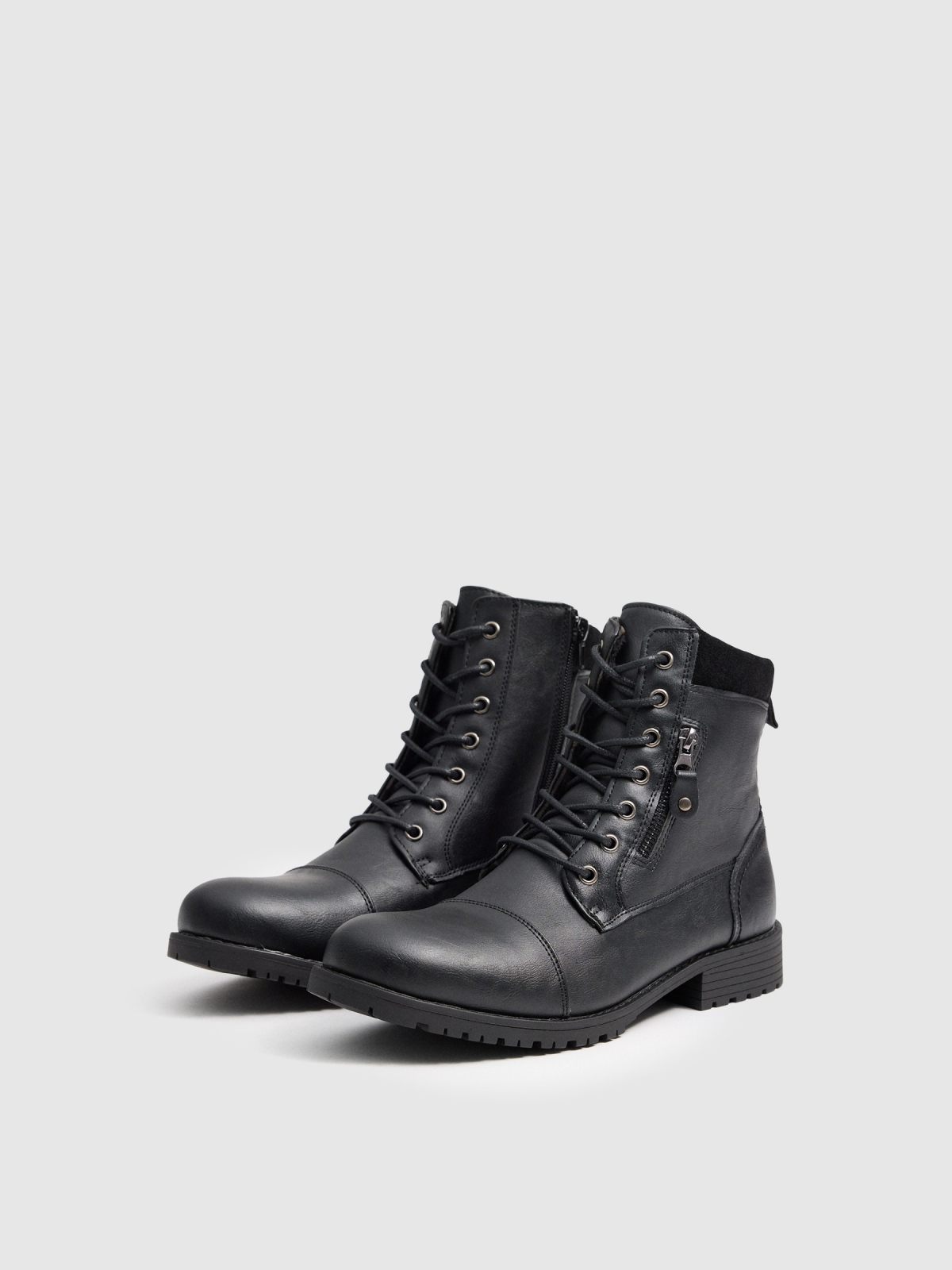 Black boot with zipper detail black 45º front view Black boot with zipper detail black 45º front view