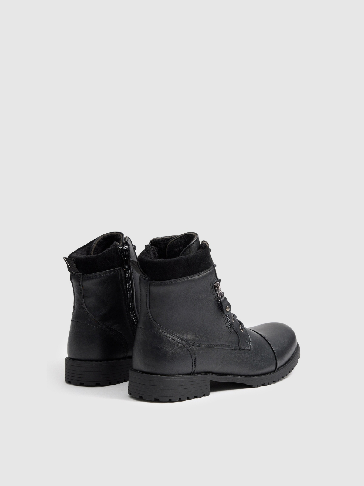 Bota negra detalle cremallera negro vista trasera 45º