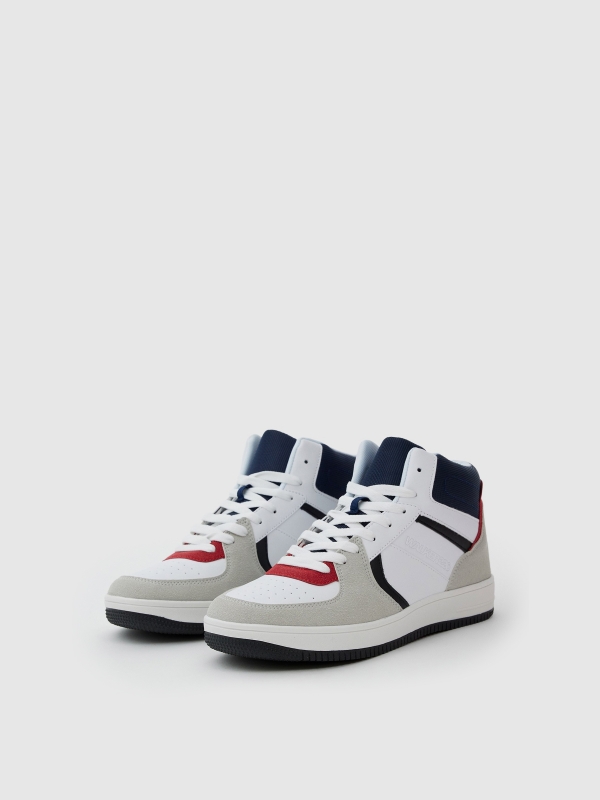 Bota esportiva com várias peças branco vista frontal 45º