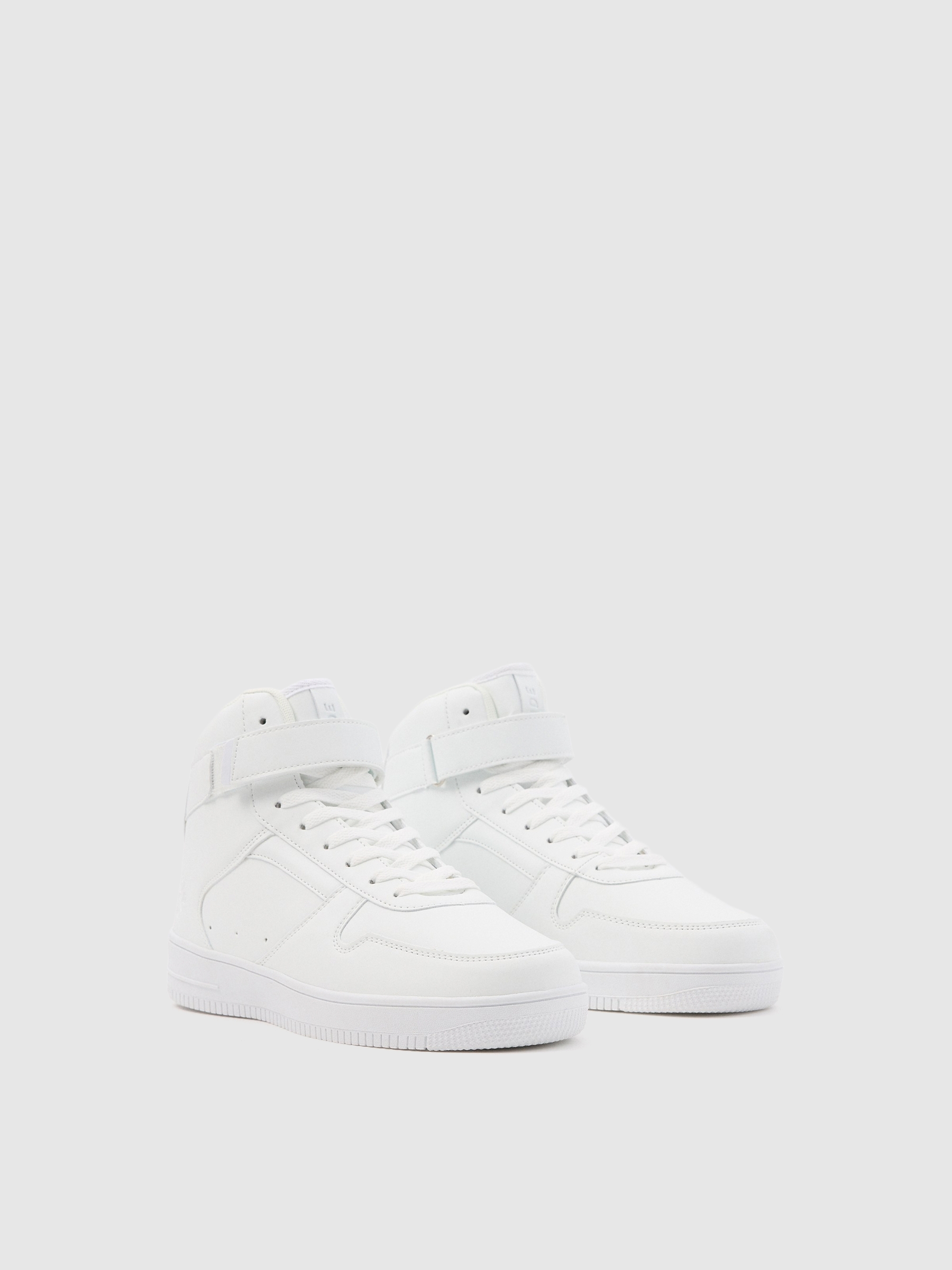 Basic sports boot white