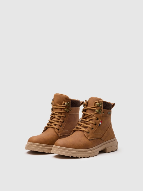 Bota montañera combinada cuello vista frontal 45º