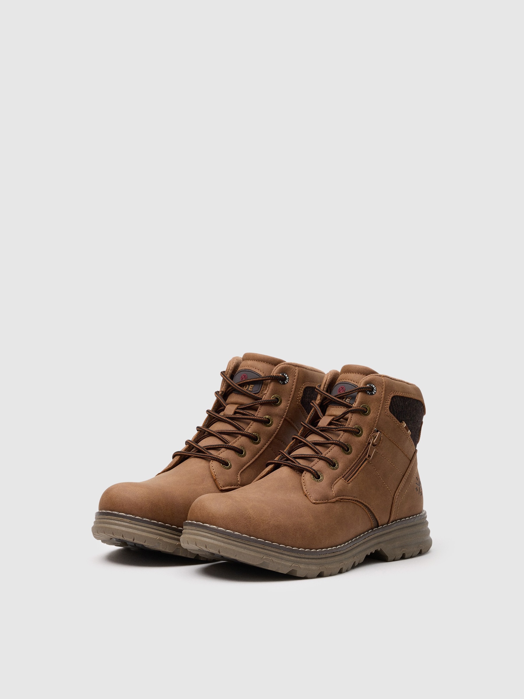 Bota montañera combinada