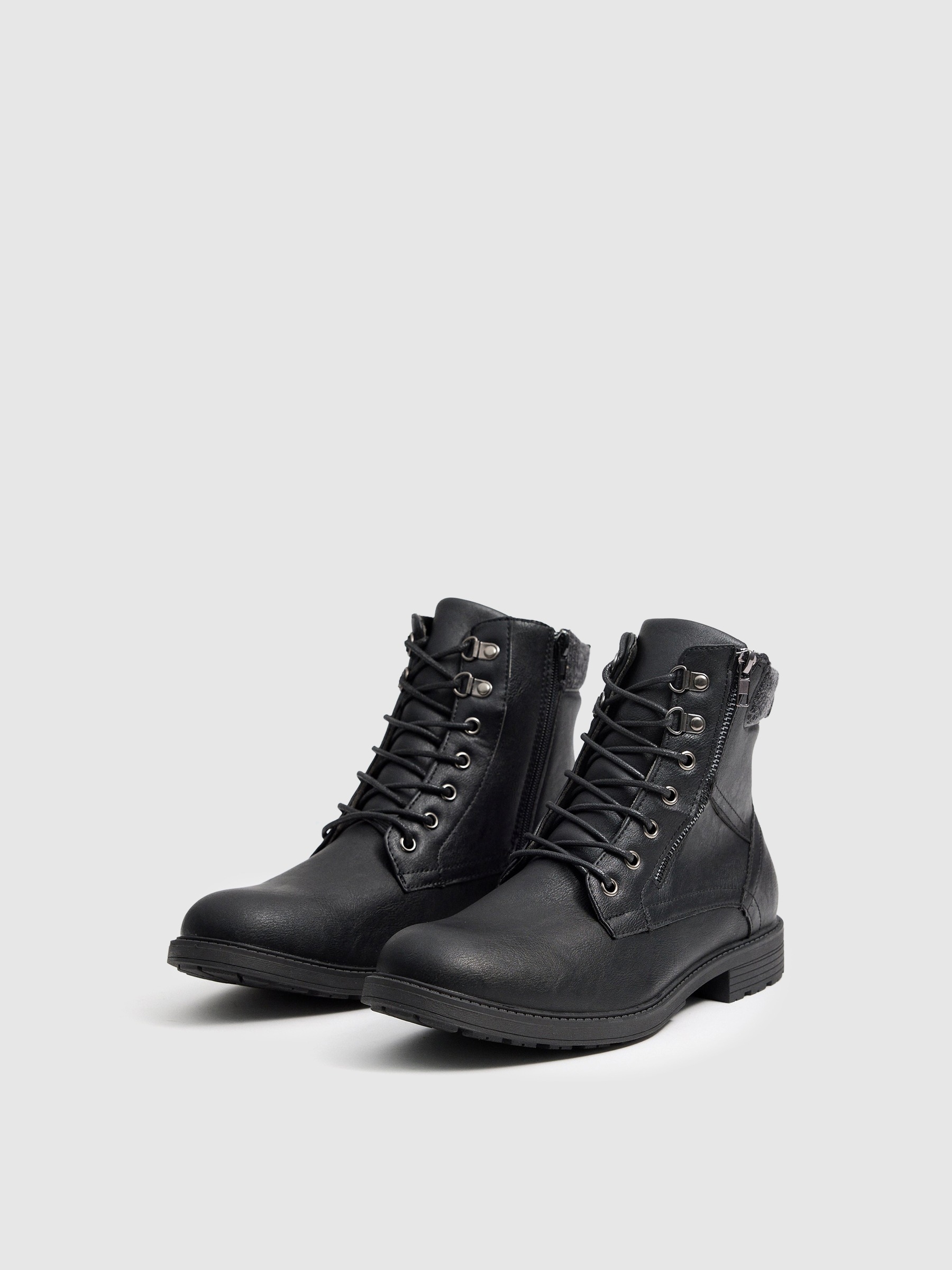 Black boot with zipper detail black