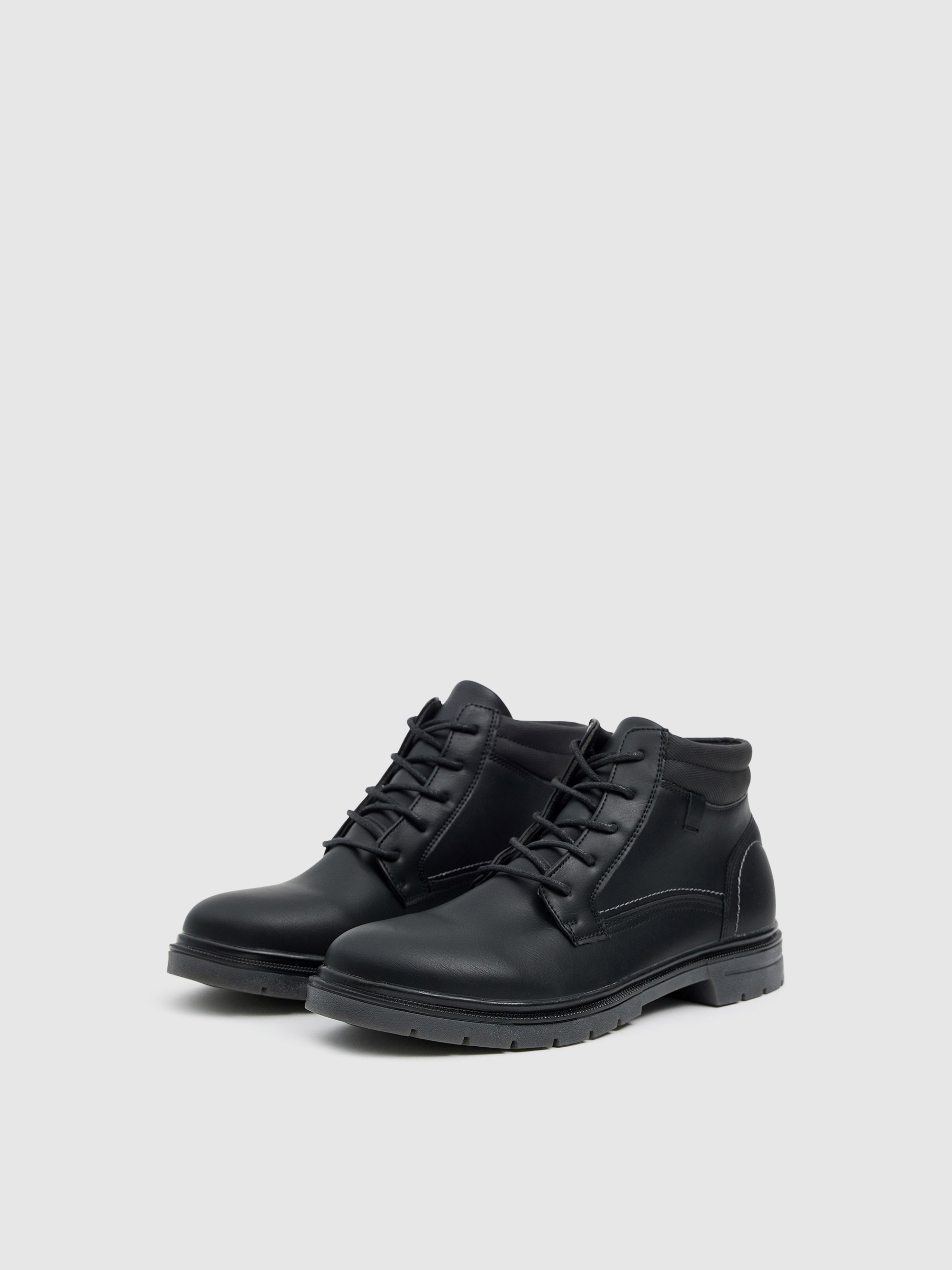 Botas efeito pele preta com pespontos preto