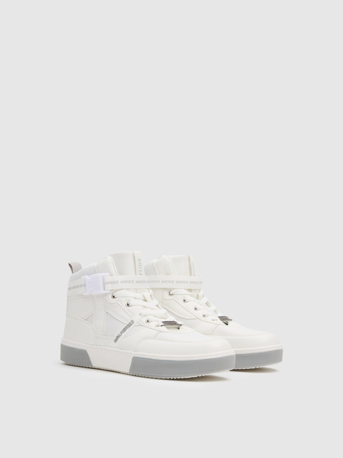 Bota esportiva branca branco vista frontal 45º Bota esportiva branca branco vista frontal 45º