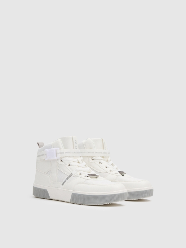 Bota esportiva branca branco vista frontal 45º Bota esportiva branca branco vista frontal 45º