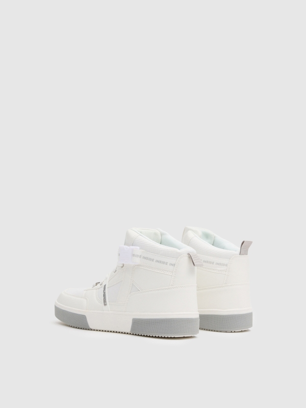 Bota esportiva branca branco vista traseira 45º Bota esportiva branca branco vista traseira 45º