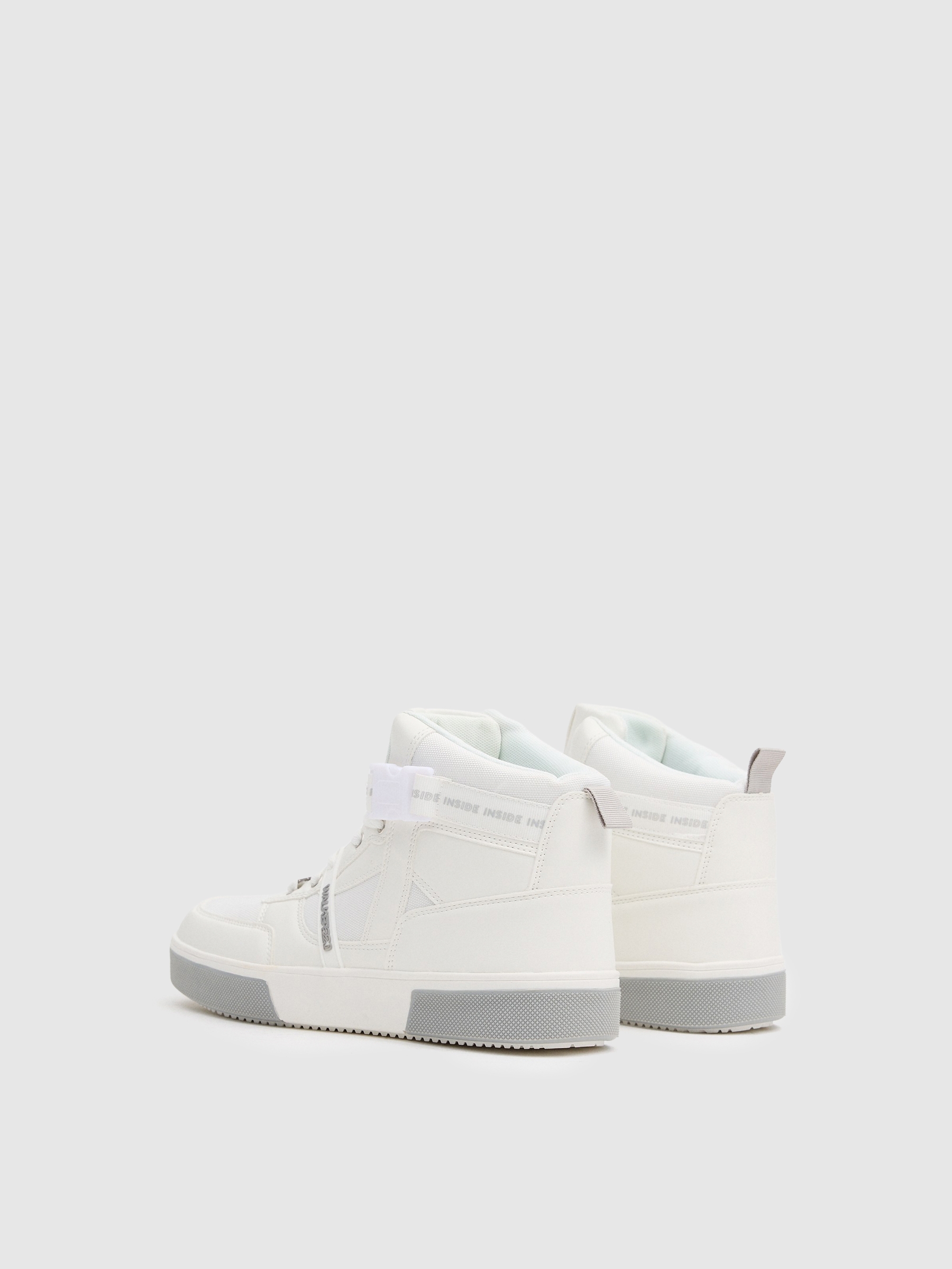 Bota esportiva branca branco