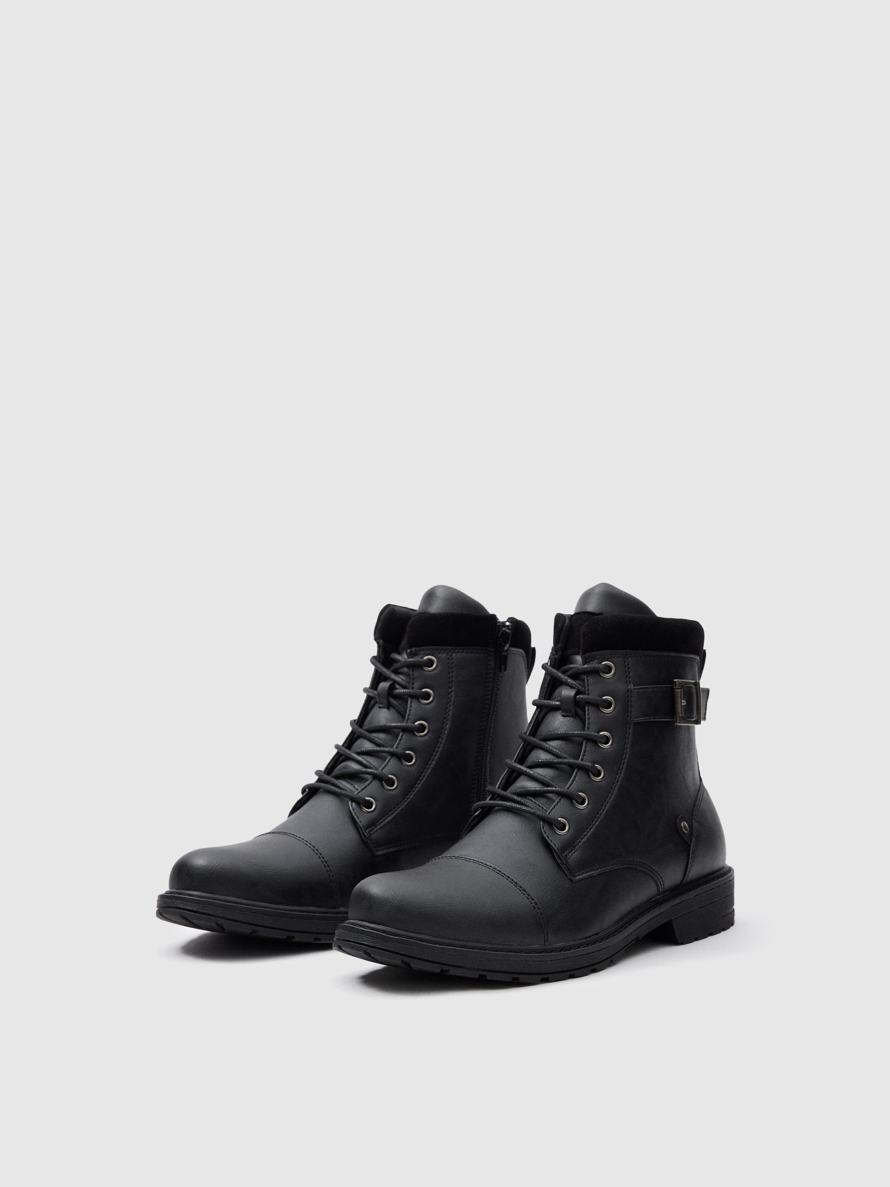 Bota de couro sintético com fivela preto