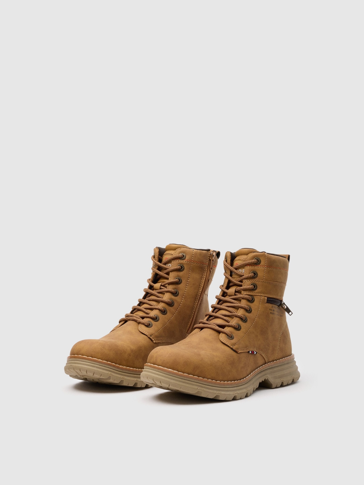 Bota montañera con cremallera amarillo vista frontal 45º