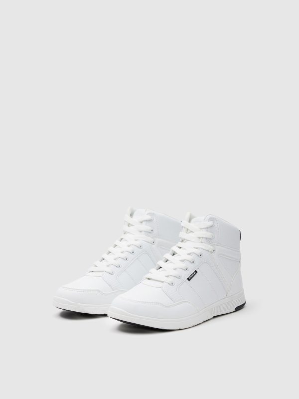 Bota desportiva branco vista frontal 45º