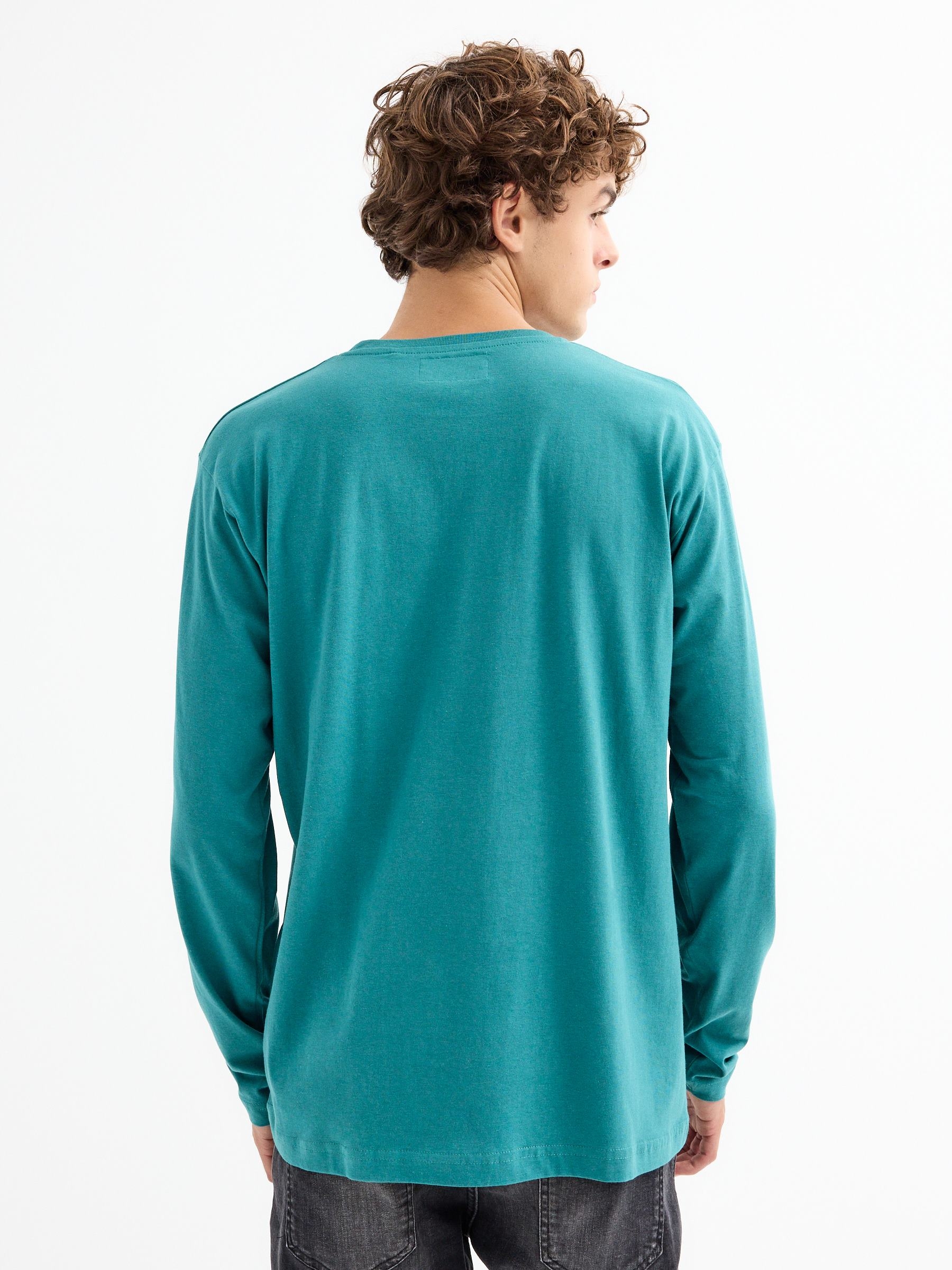 T-shirt básica com logótipo verde oliva vista meia frontal