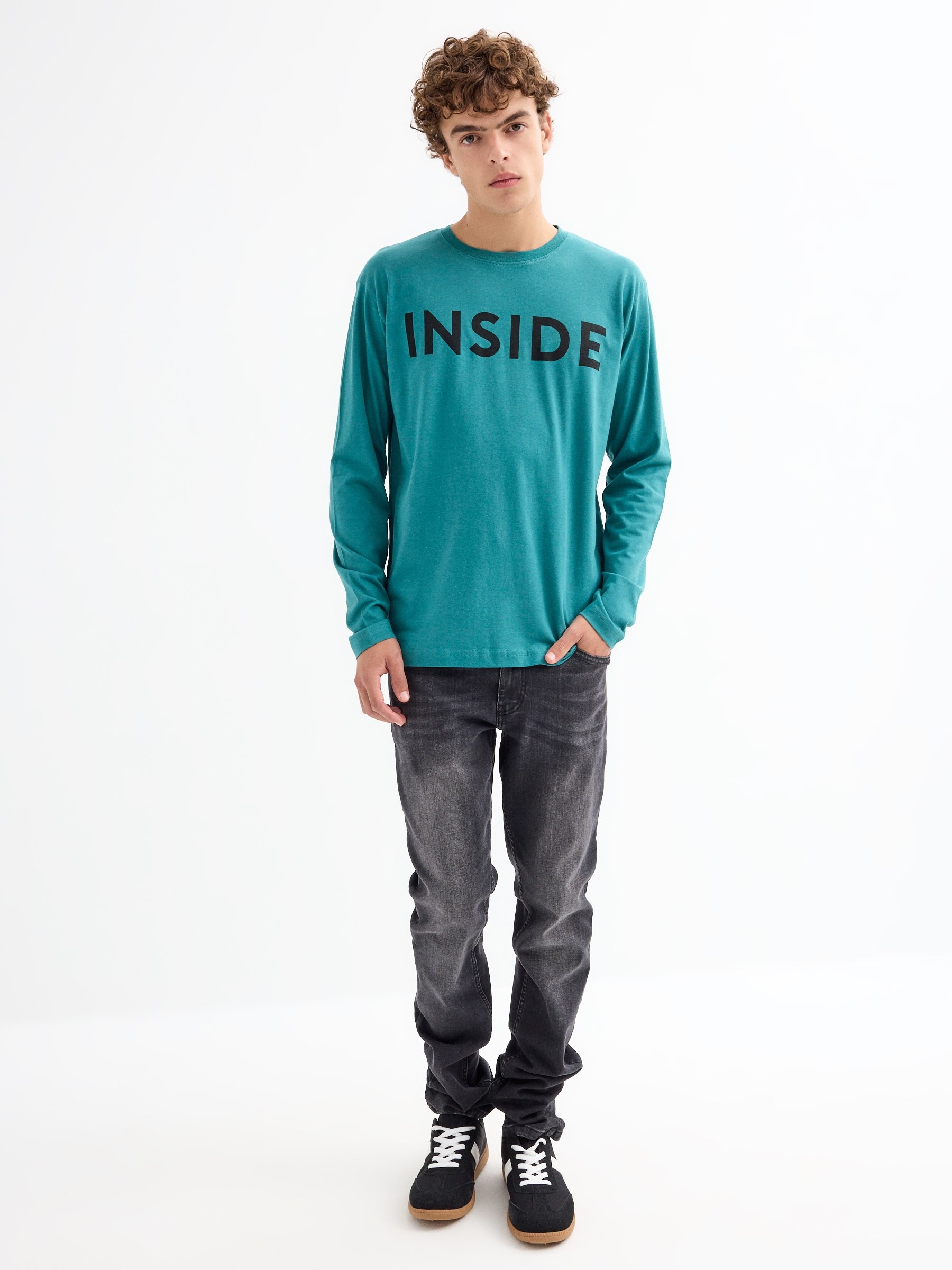 T-shirt básica com logótipo verde oliva vista meia frontal