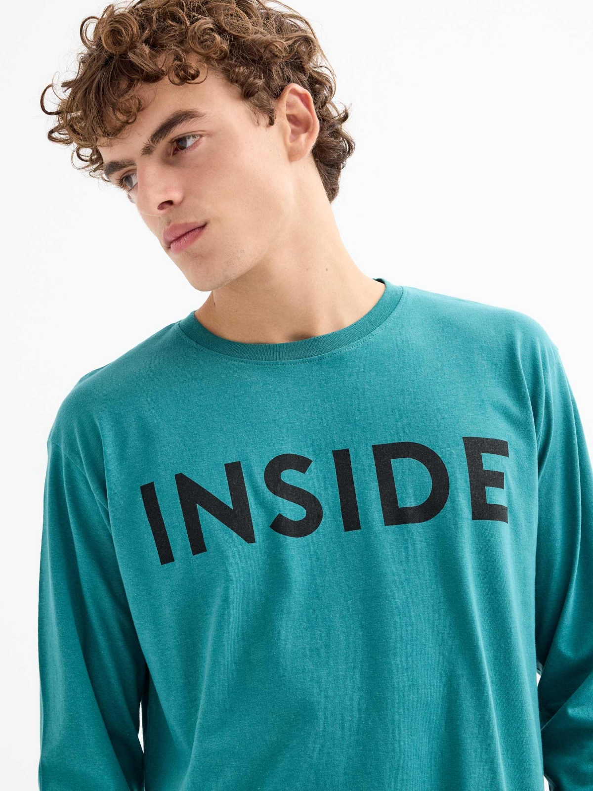 T-shirt básica com logótipo verde oliva vista detalhe
