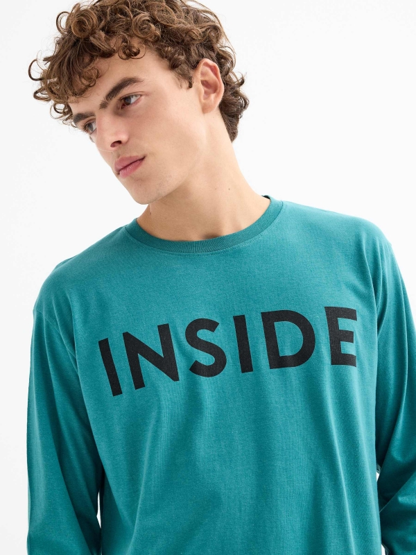 T-shirt básica com logótipo verde oliva vista detalhe