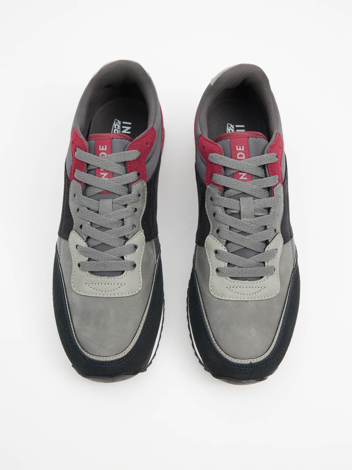 Tênis cinza com peças combinadas cinza vista superior Tênis cinza com peças combinadas cinza vista superior