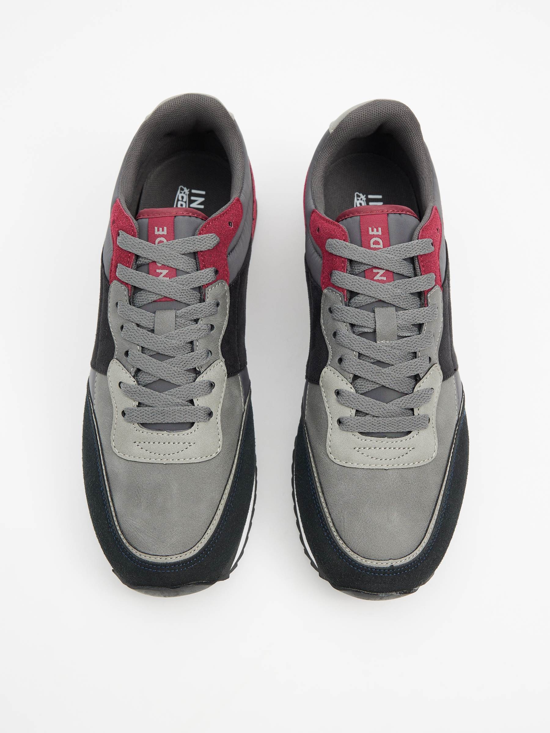 Tênis cinza com peças combinadas cinza