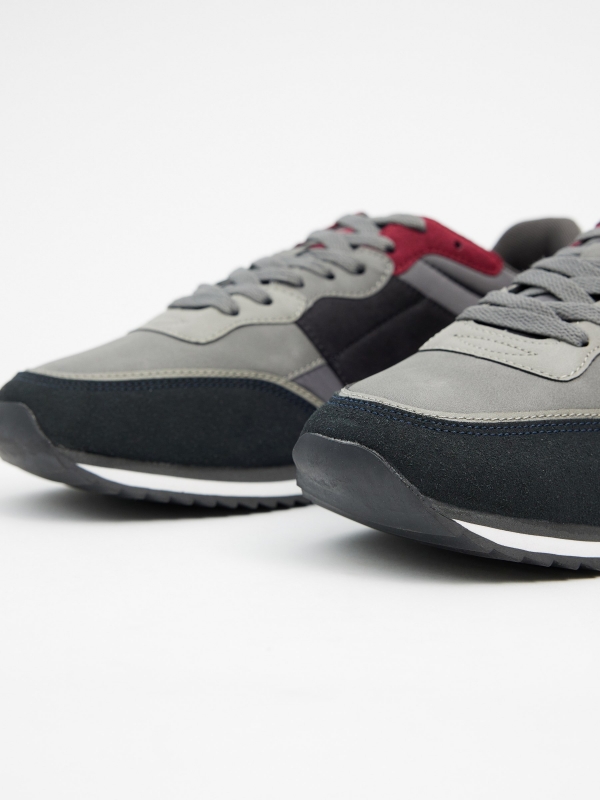 Tênis cinza com peças combinadas cinza vista detalhe Tênis cinza com peças combinadas cinza vista detalhe