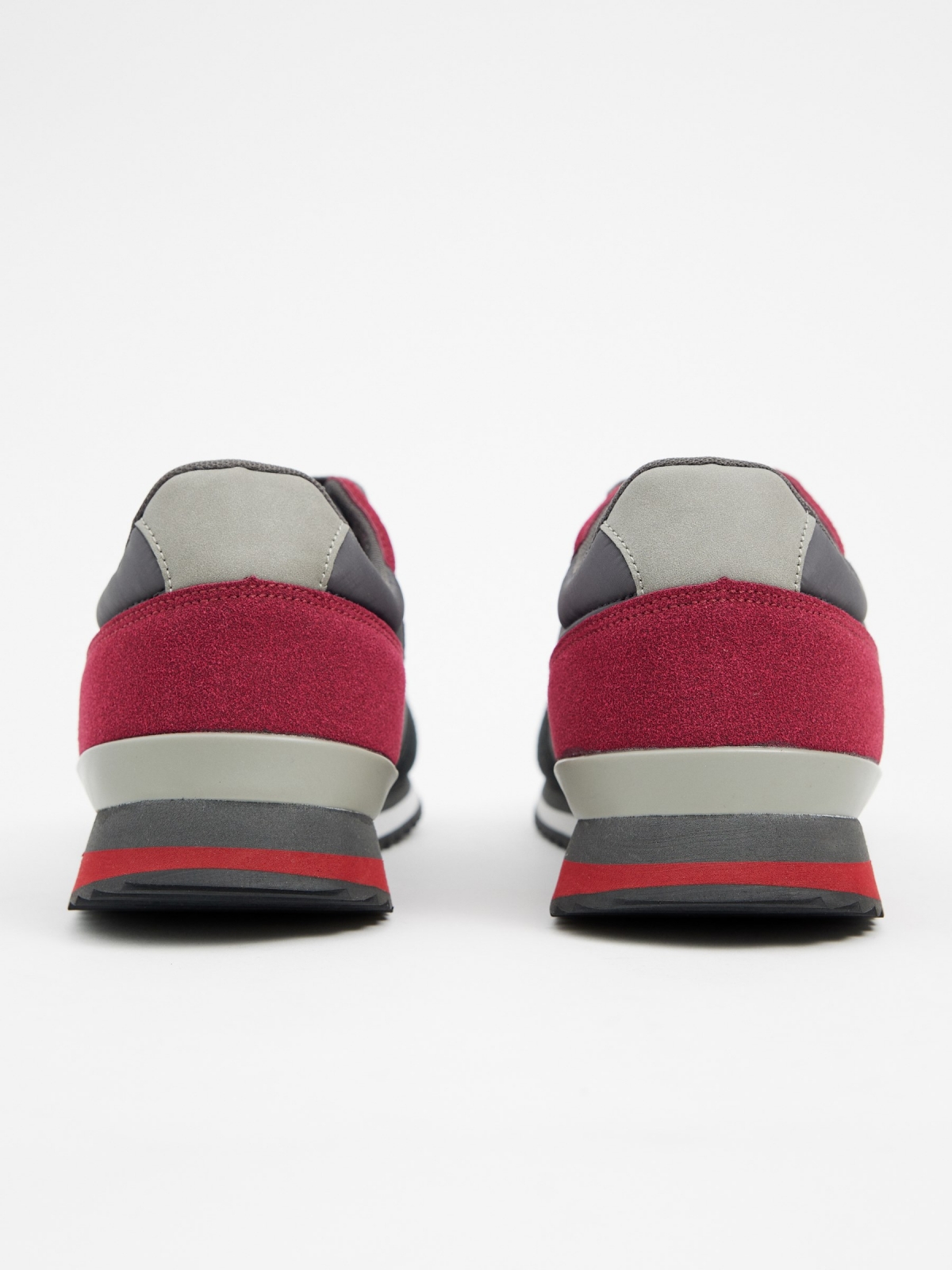 Tênis cinza com peças combinadas cinza vista detalhe Tênis cinza com peças combinadas cinza vista detalhe