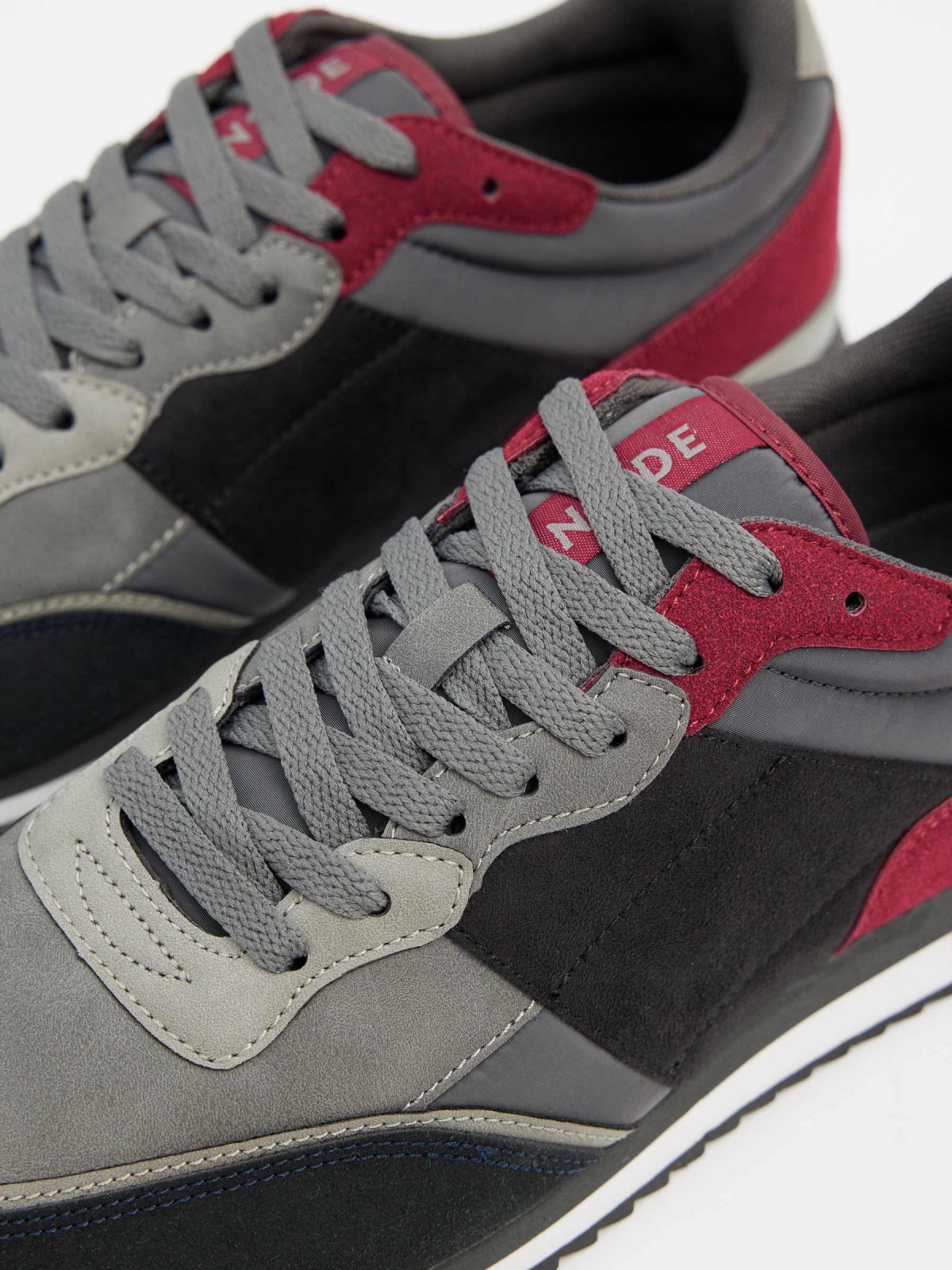 Tênis cinza com peças combinadas cinza Tênis cinza com peças combinadas cinza