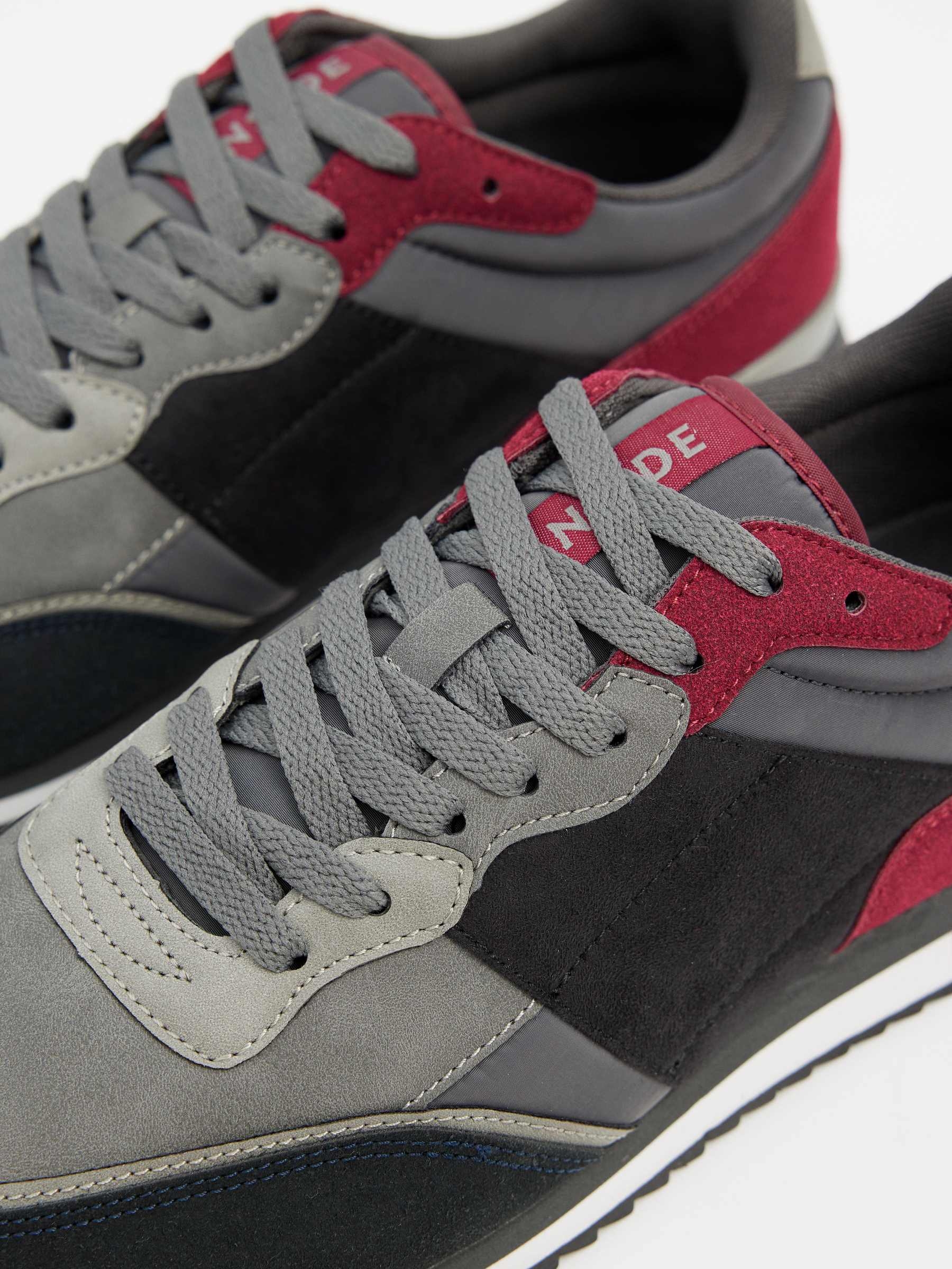 Tênis cinza com peças combinadas cinza