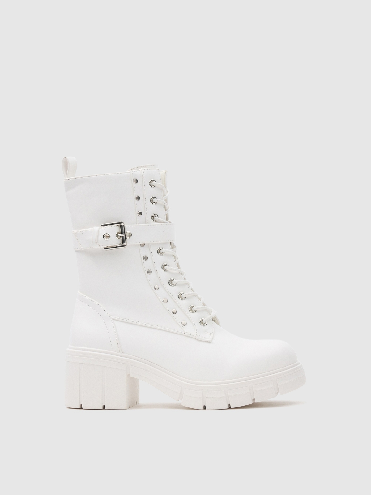 Botin con hebilla y tachas blanco