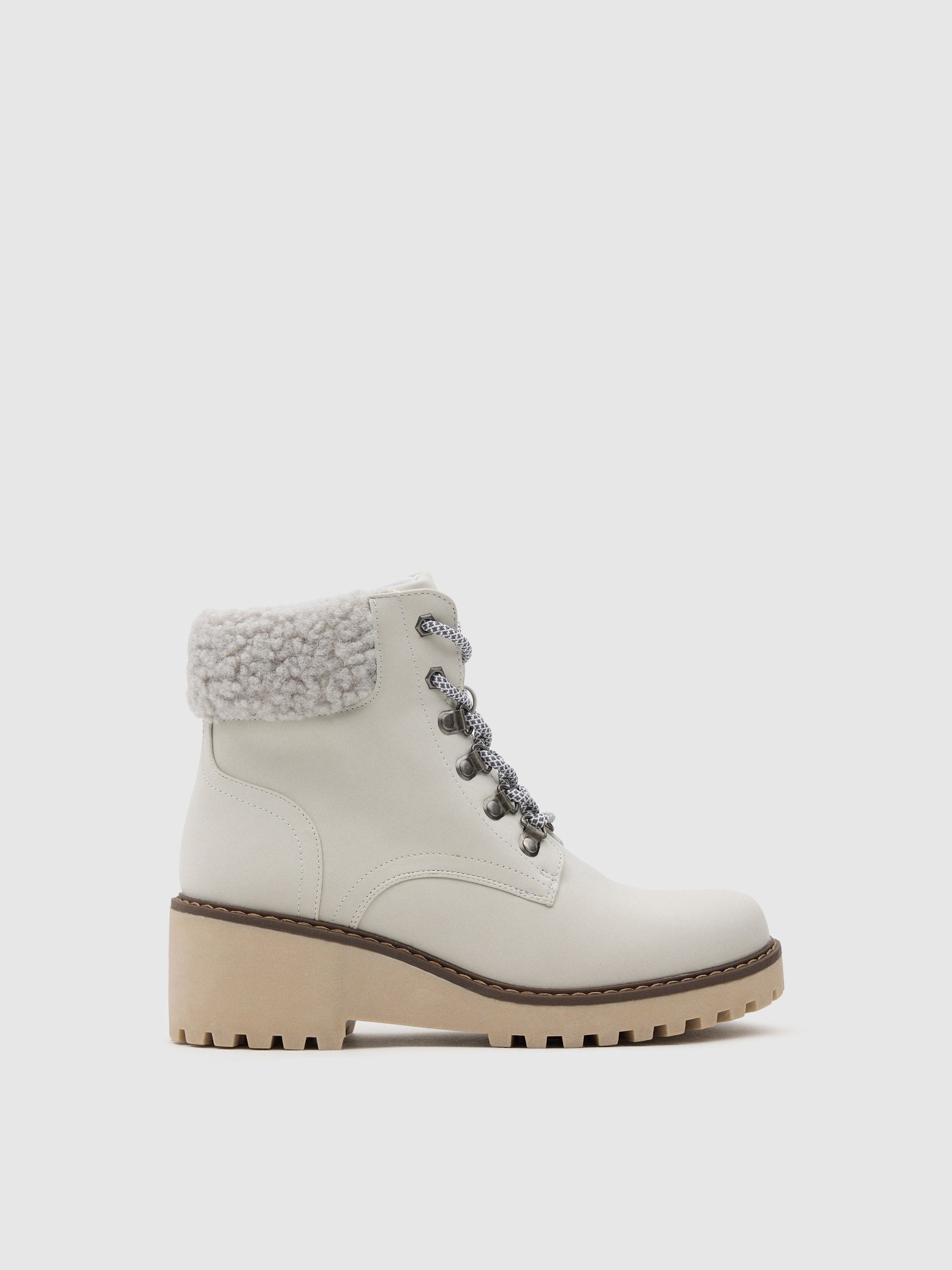 Mountaineering boots with wedge light grey